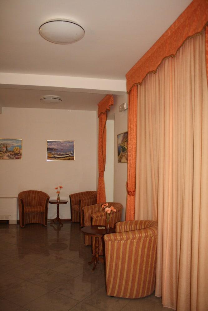 Hotel Danica Petrovac Екстер'єр фото