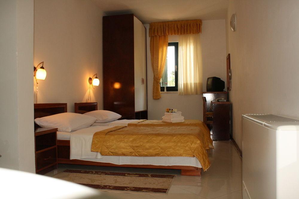 Hotel Danica Petrovac Екстер'єр фото