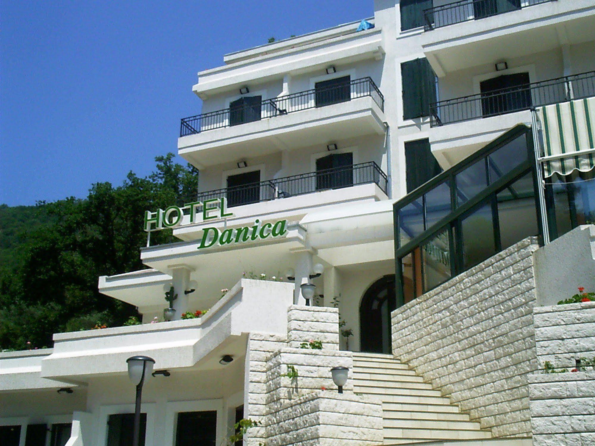 Hotel Danica Petrovac Екстер'єр фото